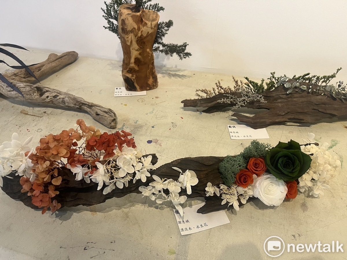 謝惠娥結合漂流木與永生花的作品。 圖：孫家銘攝