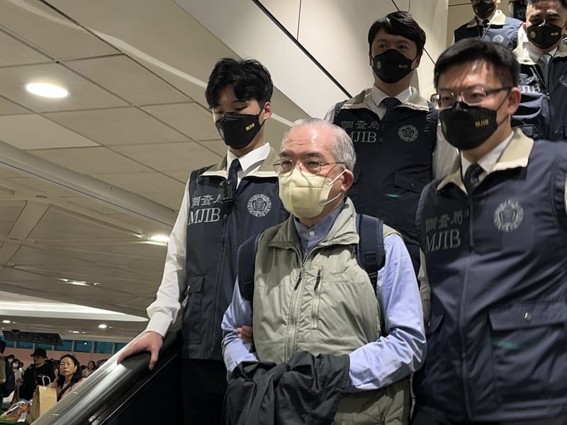 網紅貴婦奈奈的公公黃立雄涉嫌詐欺，潛逃到加拿大遭通緝，3日返台後由台北市調查處接押，面對媒體提問不發一語。 圖：中央社提供