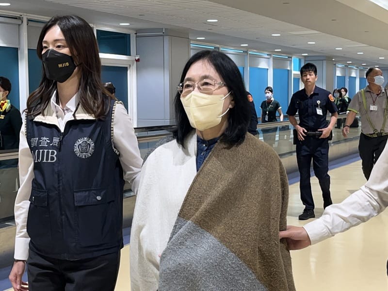 網紅貴婦奈奈的公公黃立雄涉嫌詐欺，潛逃到加拿大遭通緝，妻子黃林麗真因另涉詐欺案遭士林地檢署通緝，3日也一同回台，將解送士檢歸案。 圖：中央社提供