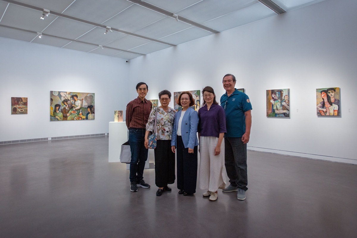 簡美玲(中)感謝侯錦郎家屬大宗捐贈高美館作品。 圖：高雄市立美術館/提供