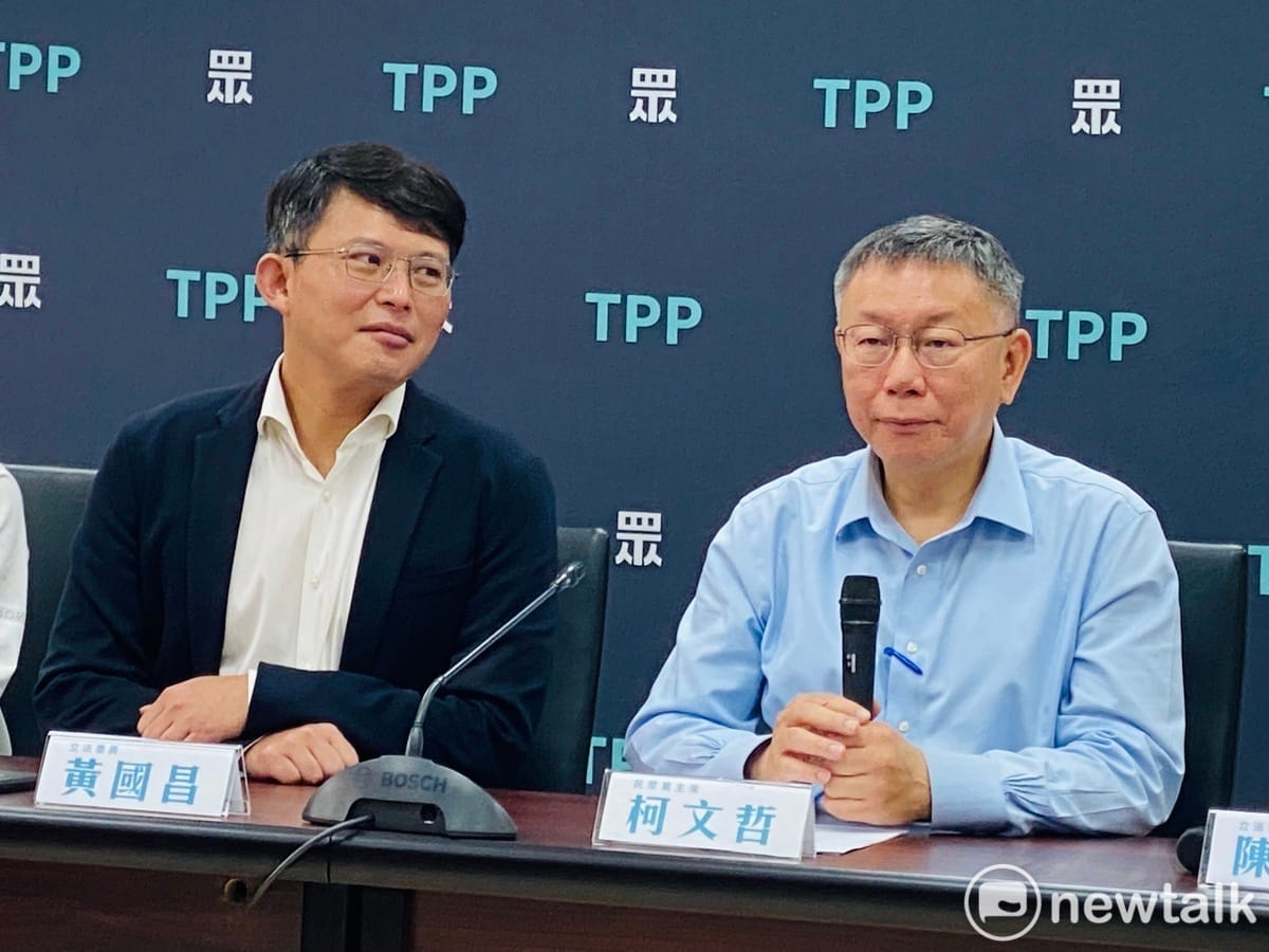 民眾黨主席柯文哲（右）、民眾黨團總召黃國昌（左）。 圖：周煊惠／攝（資料照）