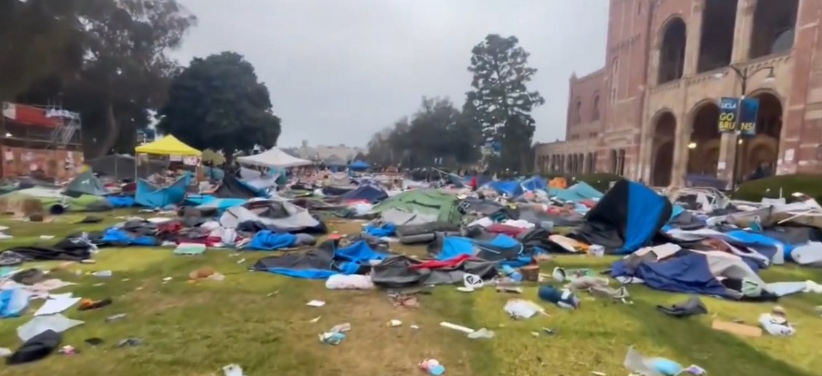 警察們將示威者位於加州大學洛杉磯分校中心廣場的抗議營地一一拆除。 圖：翻攝自 Mike Netter X（前推特）帳號