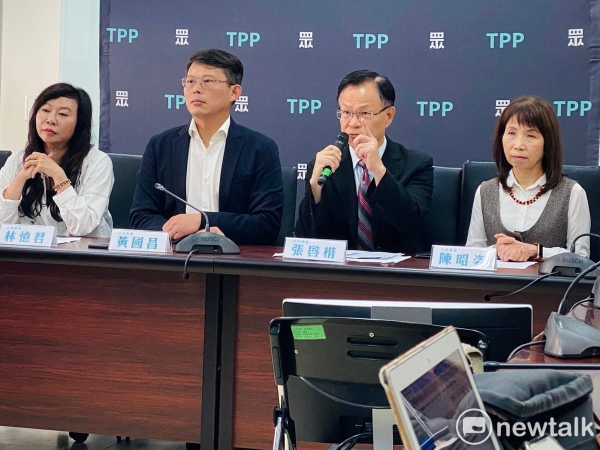 民眾黨立委陳昭姿（右起）、張啓楷、黃國昌、林憶君。 圖：周煊惠 / 攝