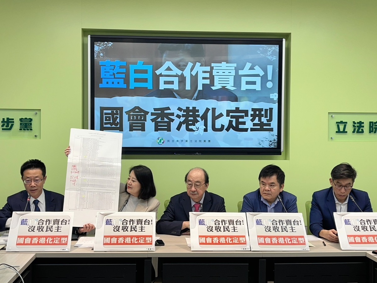 民進黨團召開記者會怒批國民黨將立法院變成中共立法局。 圖：金大鈞/攝