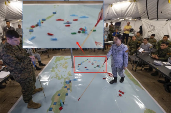 美菲肩並肩聯合軍演，美軍與菲軍進行沙盤兵推。 圖 : 翻攝自軍武次位面