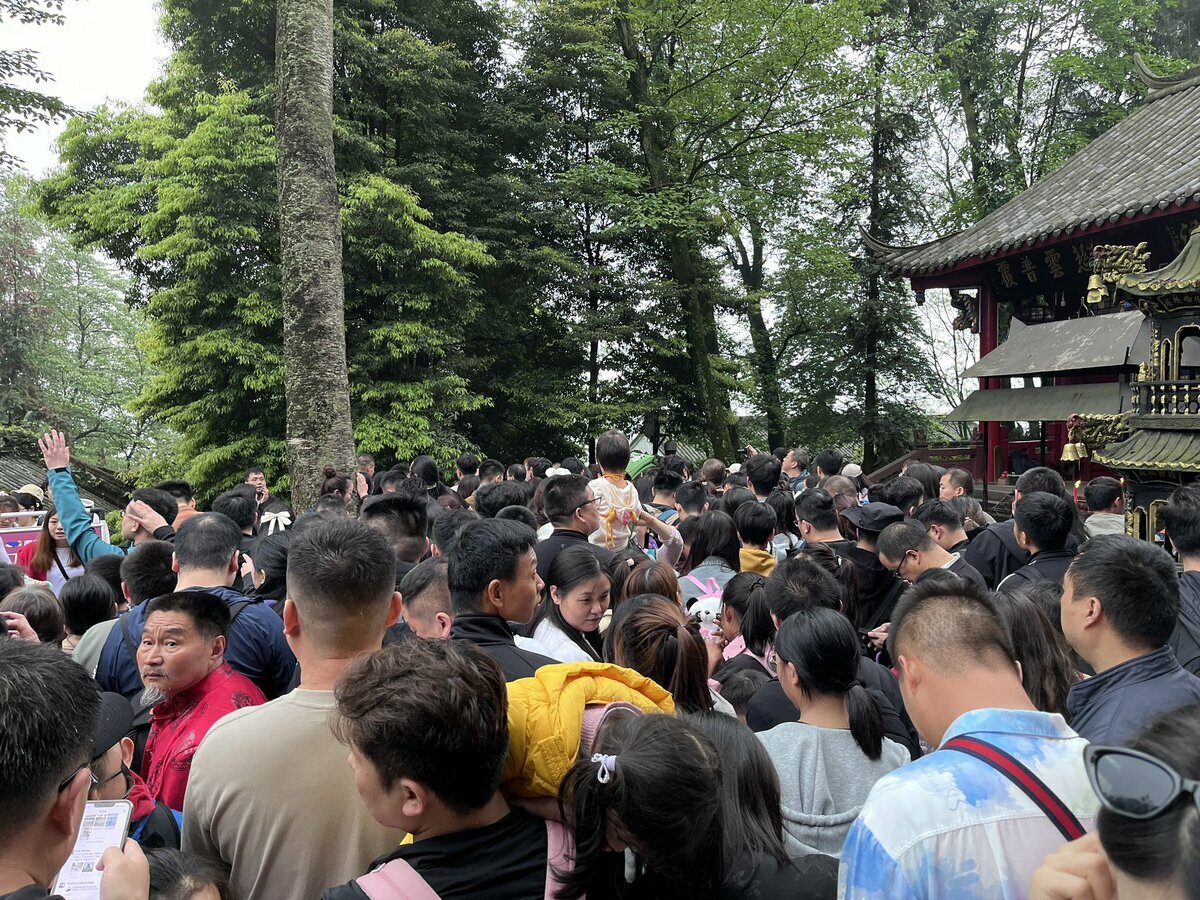 中國五一連假的四川省成都市佛教旅遊勝地「青山城」擠滿了遊客。 圖：翻攝自Ｘ（前推特）@ctmdlife