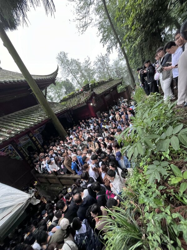 五一連假的四川省成都市佛教旅遊勝地「青山城」。 圖：翻攝自Ｘ（前推特）@ctmdlife