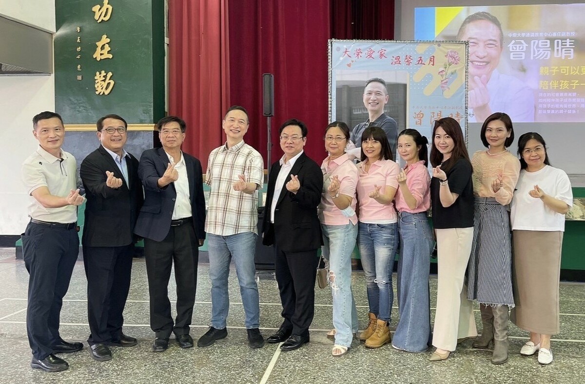 曾陽晴(左四)與大榮中學師長。 圖：大榮中學/提供