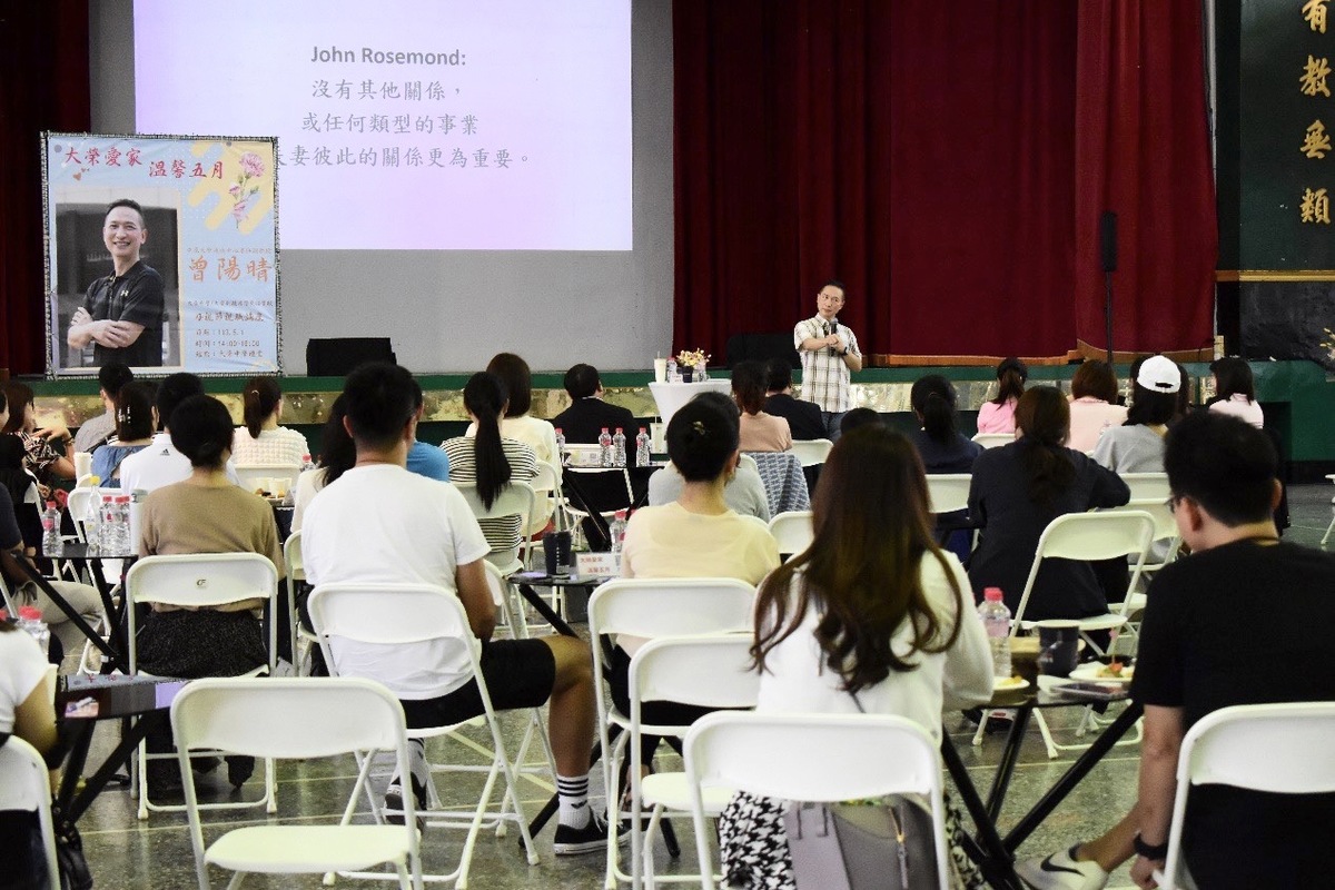 曾陽晴的親子講座吸引上百位家長到場。 圖：大榮中學/提供