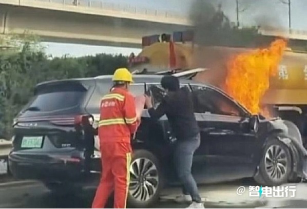 山西一輛華為問界 M7 於 4 月 26 日發生追尾事故，車上 3 名人員被活活燒死。 圖：翻攝自 智電出行