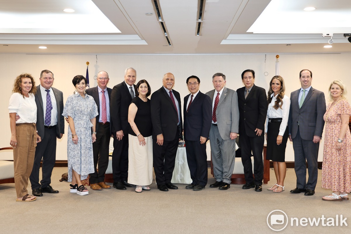 美國內華達州副州長兼參議會議長安東尼(Stavros Anthony)率內華達州、猶他州參眾議員等11位政治領袖於今日拜會台南市政府，市長黃偉哲率新聞及國際關係處蘇恩恩處長接見訪團。 圖：台南市政府提供