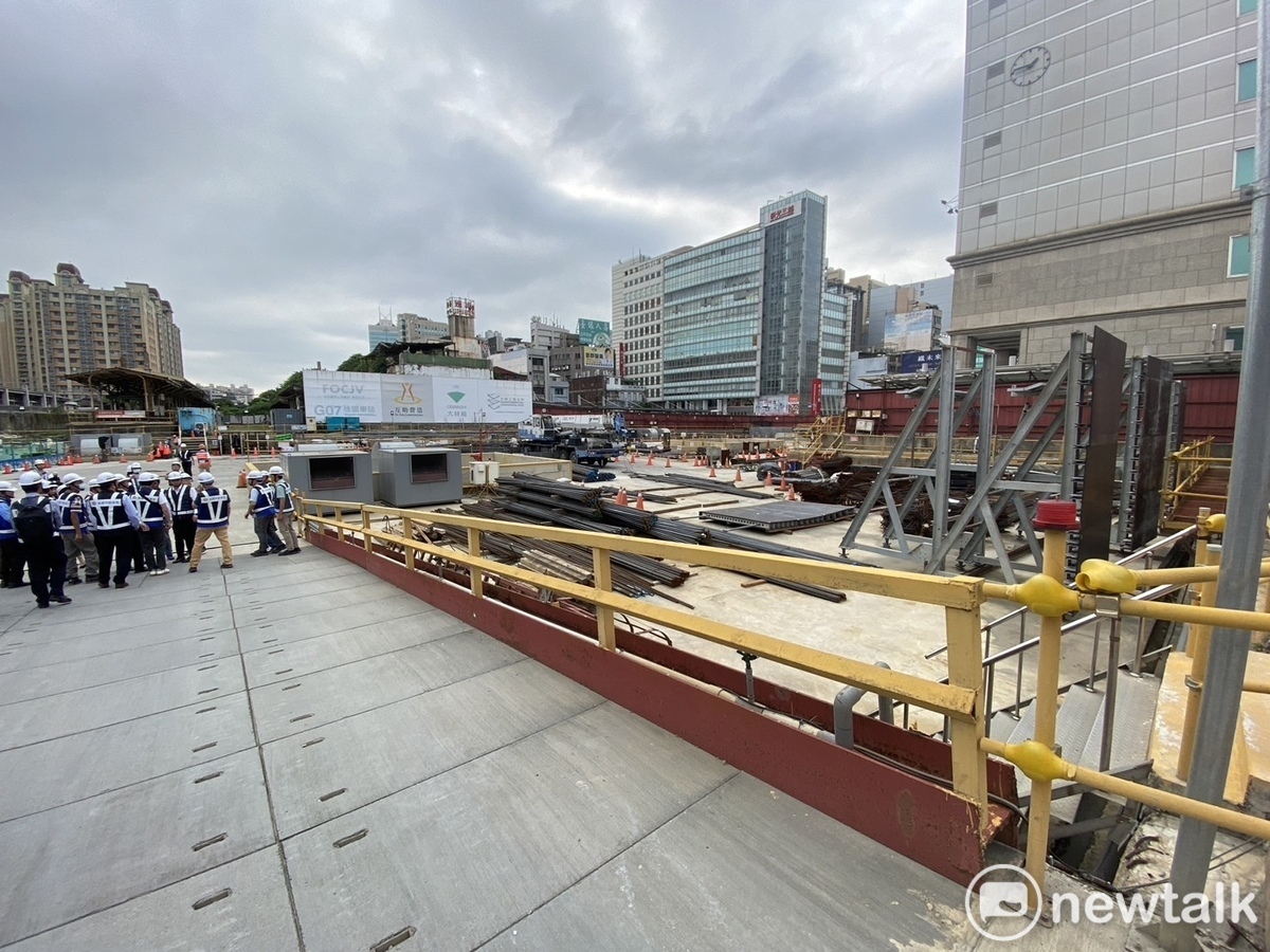 捷運綠線G07站與桃園車站共構，目前正進行站體B3F開挖及結構施作，預計2025年12月完成結構體。 圖：林昀真/攝
