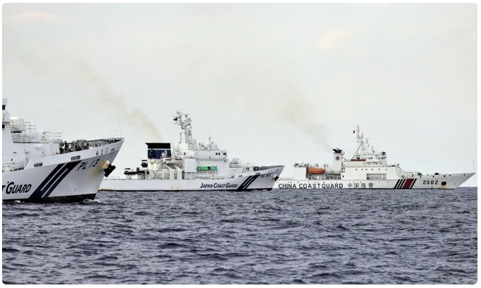 日本官員與海上保安廳船隻於 4 月 25 日、 27 日兩日前往釣魚台海域，遭中國海警船攔截。 圖：翻攝自 東方點兵