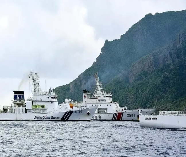 中國海警船在釣魚台前故意插入日本船隊之中。 圖 : 翻攝自東方點兵