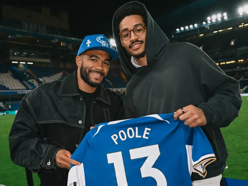 ▲NBA華盛頓巫師隊後衛Jordan Poole放假沒閒著，前往倫敦觀賞足球賽，英超豪門切爾西還致贈他紀念球衣。（圖／取自切爾西社群X）
