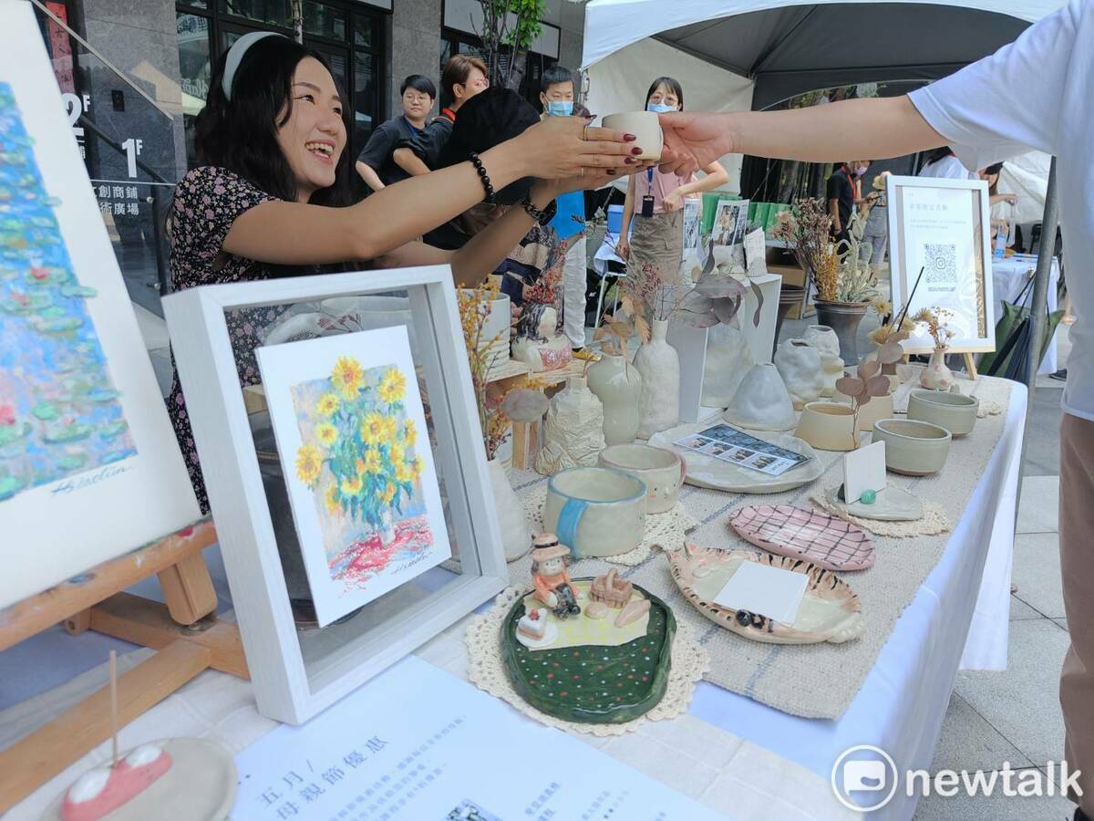 街頭藝術嘉年華也有靜態展攤位。 圖：唐復年/攝