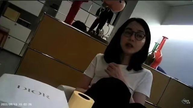 南韓第一夫人於 2022 年收受價值 300 萬韓元的 Dior 名牌包，引發南韓大眾熱議，南韓檢察總長近期也宣布成立專案小組進行調查。 圖：翻攝自 @sqw1117707 X 帳號