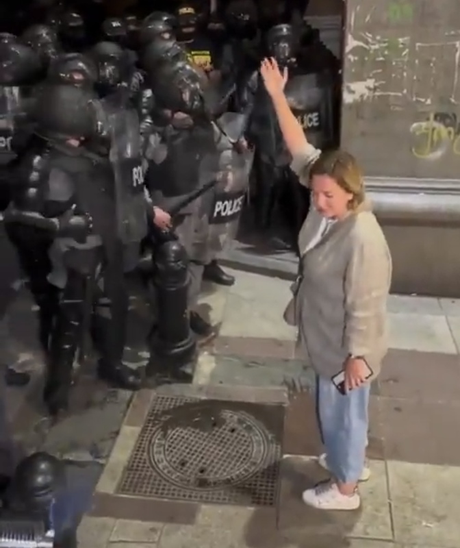 Dr. Anna Dolidze 在勸說武裝警察們，別對格魯吉亞人民使用暴力，讓格魯吉亞保留住未來「融入歐洲的希望」。 圖：翻攝自Dr. Anna Dolidze個人X帳號