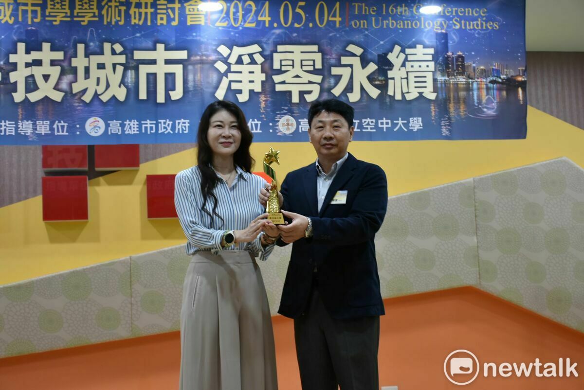 高雄空大校長劉嘉茹(左)頒發論文獎給丁維國(右)。 圖：孫家銘/攝