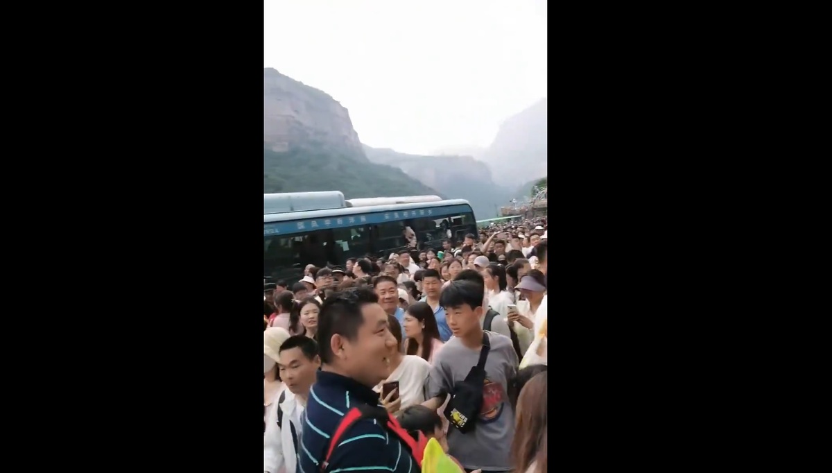 河南省新鄉縣寶泉風景區湧入大量遊客，轉運車數量無法應付上山的遊客，導致大量遊客滯留在風景區內。 圖：擷取自 @zheng850349 X 分享影片