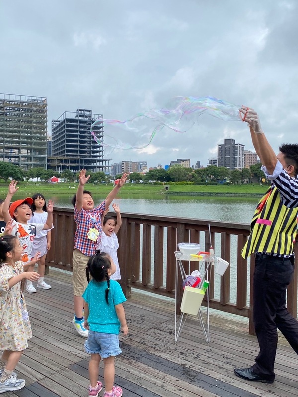 5月底前持桃園市學生卡、桃園市兒童優待卡、台北市數位學生證、台北市兒童優惠卡或新北市兒童卡的兒童都可免費搭乘機捷暢遊全線。 圖：桃捷公司/提供