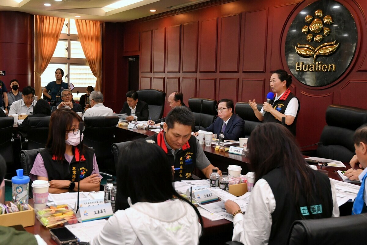 行政院副院長鄭文燦今（4）日率各部會人員前往花蓮召開聯席會議，討論「0403震災復原重建方案」計畫對接。 圖：行政院提供