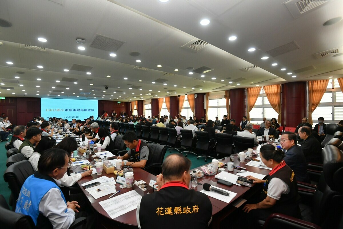 行政院副院長鄭文燦今（4)日赴花蓮主持0403震災復原重建專案會議。 圖：行政院提供