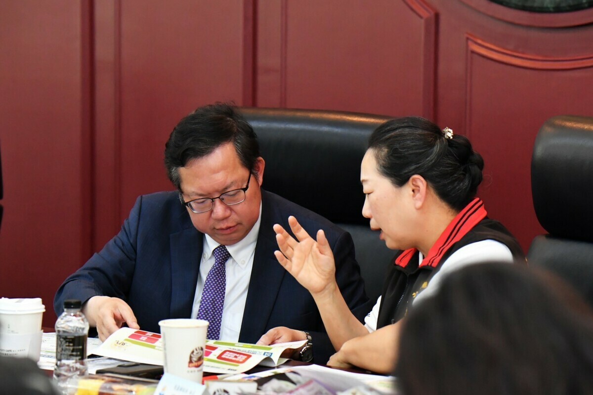 行政院副院長鄭文燦與花蓮縣長徐榛蔚討論災後復原重建方案。 圖：行政院提供