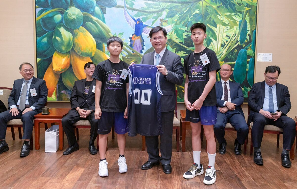 林佳龍與U12男籃台灣鳳凰隊會面。 圖：翻攝自林佳龍臉書
