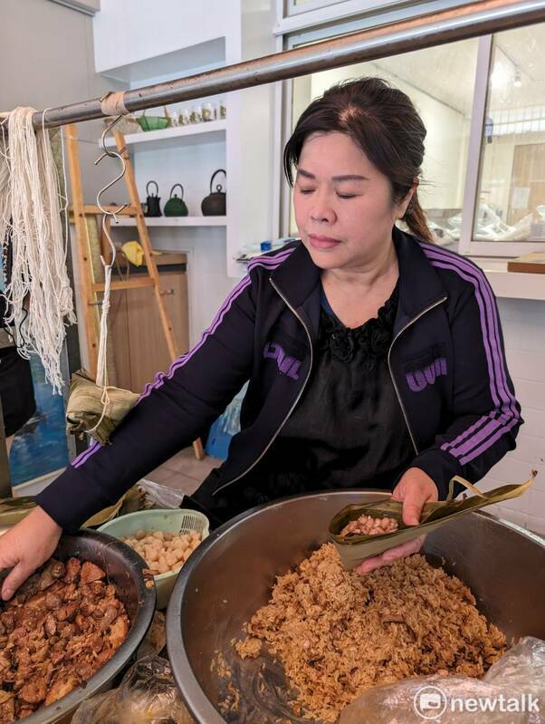 吳玉珮是金門人，她表示，所包的滿漢干貝粽是跟媽媽學的金門口味粽。 圖：唐復年/攝