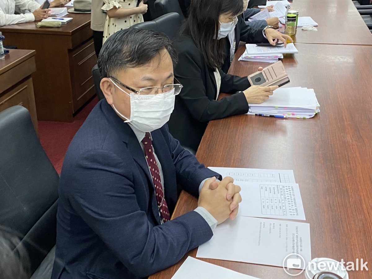 NCC主委陳耀祥（前）前往立法院。 圖：周煊惠 / 攝