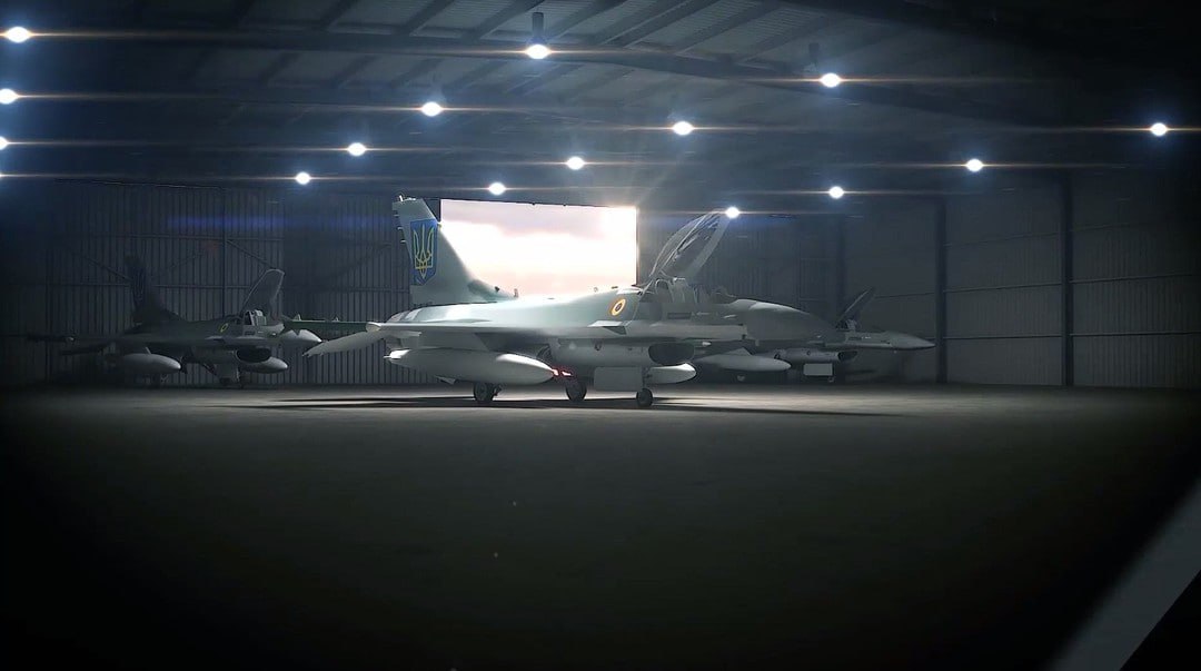 烏克蘭空軍司令米科拉·奧列什丘克（Lt Gen Mykola Oleshchuk）5日在哈爾科夫國立空軍大學20週年的祝賀影片中，展示了帶有烏克蘭空軍徽章的F-16戰機畫面。 圖：取自 X @TheReasonable66