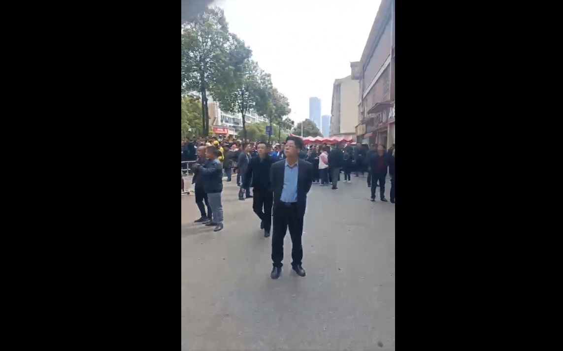 有中國村民在維權過程中意外墜樓身亡，當地警方企圖搶奪屍體引發更多村民不滿，上千位村民聚集在派出所門口前。 圖：擷取自 @uyunistar X 分享影片