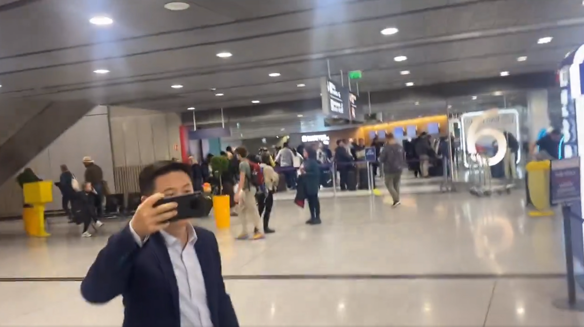 中國官員們企圖強制將異議人士押送回中國。圖為在旁錄影存證的王靖渝。 X（前推特）帳號「王靖渝 WANG JINGYU」