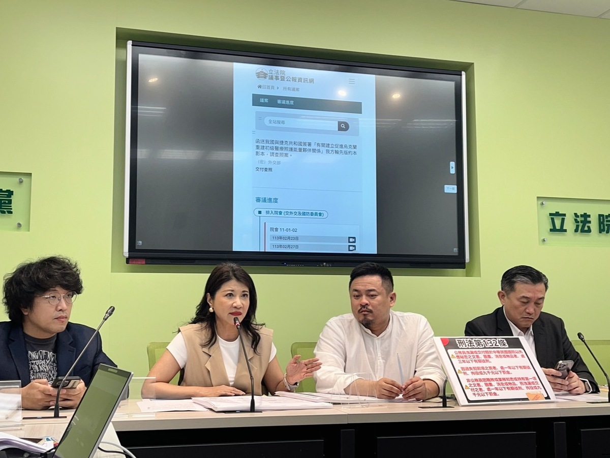 民進黨團召開記者會怒批藍委徐巧芯為轉移家族醜聞「拿國家利益陪葬」。 圖：金大鈞/攝