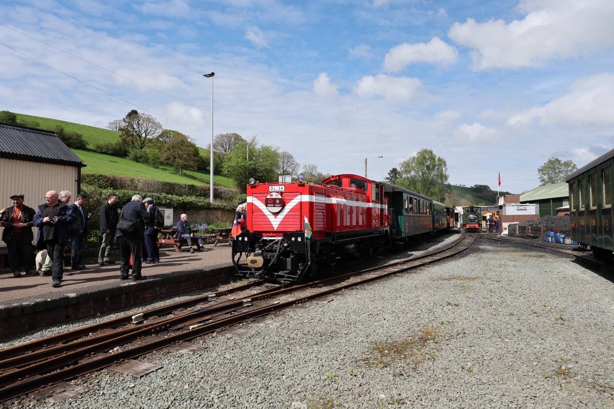 DL-34柴油機關車在飛越9,971公里於2023年初抵達英國後，經過年餘整備與必要改裝，5月4日正式於威爾斯高地首航。 圖：林業及自然保育署／提供