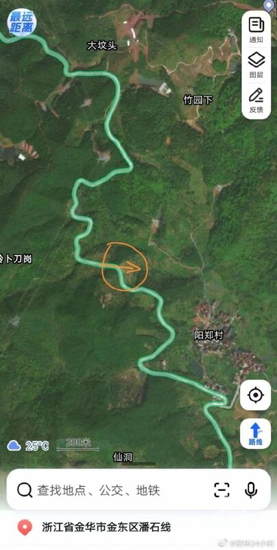特斯拉行駛途中撞壞護欄，衝向山下。 圖：翻攝自「橙柿24小時」微博