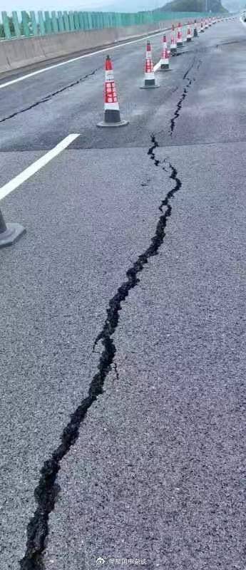 湖南安慈高速公路通車僅兩年半，路面就出現大量裂縫。當地政府部門已經對相關路段實施雙向封閉，並宣稱會確保交通安全的穩定。 圖：翻攝自 郝國中雜談 微博帳號