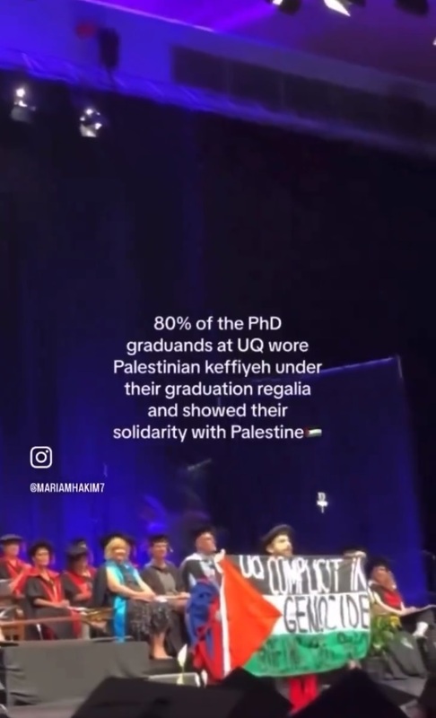 昆士蘭大學畢業生批著巴勒斯坦頭巾領畢業證，還向台下群眾展示巴勒斯坦國旗。 圖：翻攝自方舟子 X（前推特）帳號