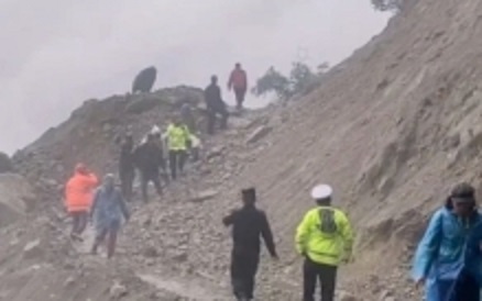 雲南省的獨龍江公路在當地時間 2 日因降雨導致發生山體滑坡事故，造成300名遊客受困。 圖 : 翻攝自騰訊網