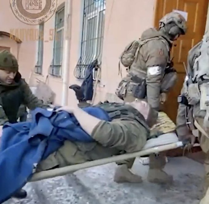 在俄烏開戰 1 個月時，有俄軍不滿第 37 機動步槍旅指揮官尤里．梅德韋杰夫( Yuri Medvedev )的指揮，駕駛坦克壓斷他的雙腿。 圖：翻攝自 @ZhaoMingObserve X 帳號