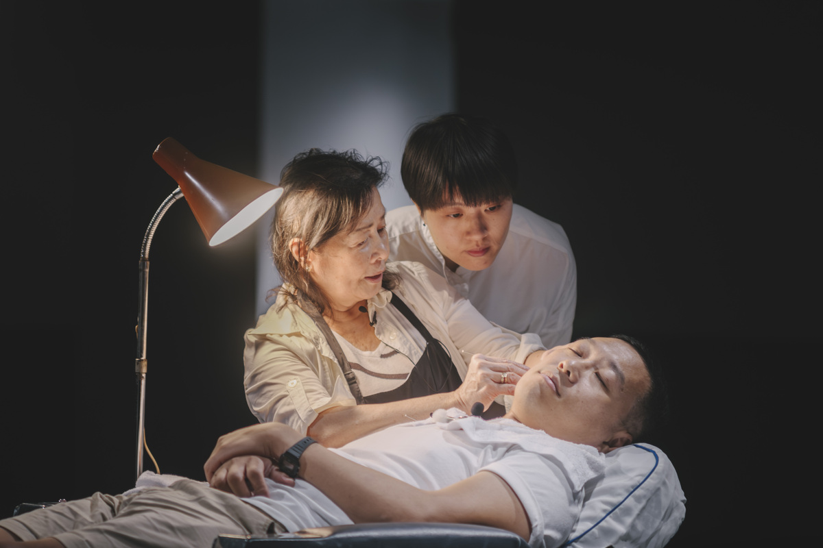 許家禎(中)邀陳虹潔(左)開幕日帶來行為互動演出。 圖：高雄市立美術館/提供