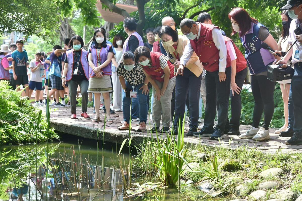 侯友宜提醒校園內的生態池及農園應加強環境維護。 圖：新北市政府/提供