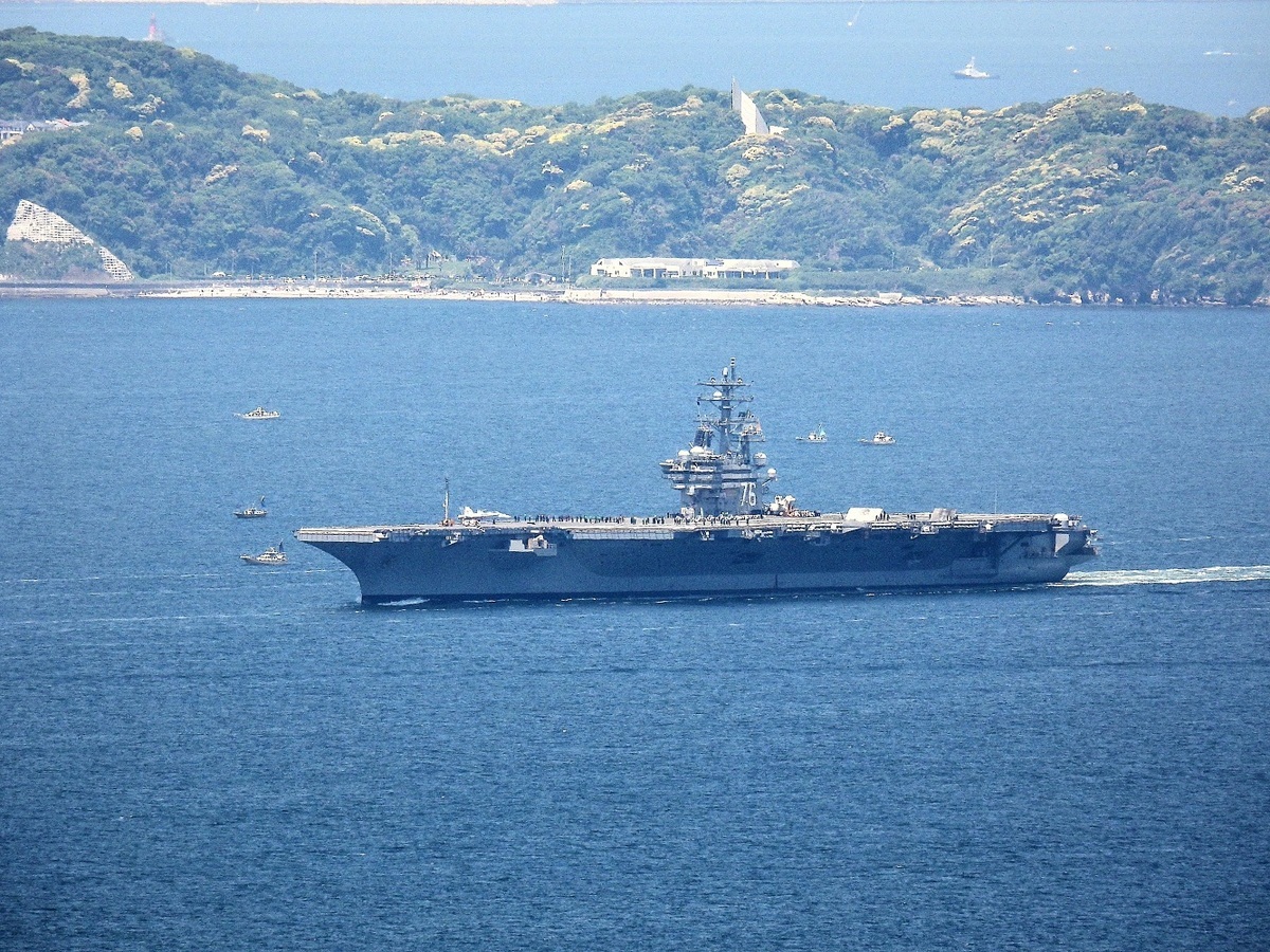 進行大修前「試驗性航海」的雷根號，甲板上還有1架F-18戰機。 圖：翻攝「X」@Ootaka59oO