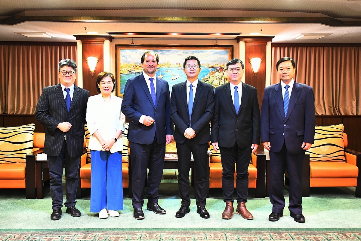 郭添貴(右三)與市府團隊歡迎馬徹(左三)到訪。 圖：高雄市行國處/提供