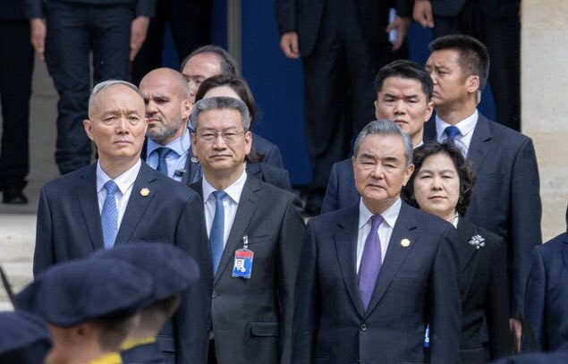 在習近平出訪法國的歡迎式上，有網友發現當年架走胡錦濤的孔紹遜(中)也有出席，僅站在蔡奇身後，與王毅位置相當。 圖：翻攝自 @cskun1989 X 帳號