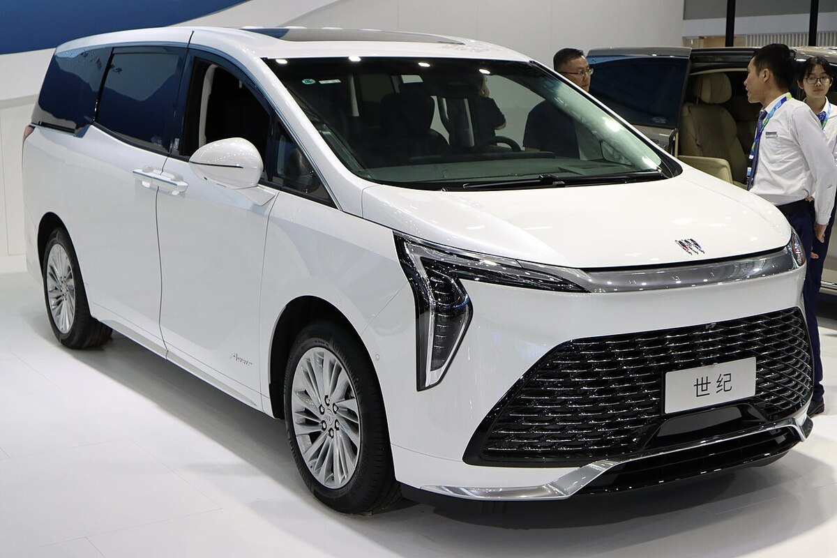 通用汽車上週在中國發布了多款新車型，如別克 GL8 小型貨車的插電式混合動力版和雪佛蘭探界者（Equinox）跨界車。 圖 : 翻攝自維基百科