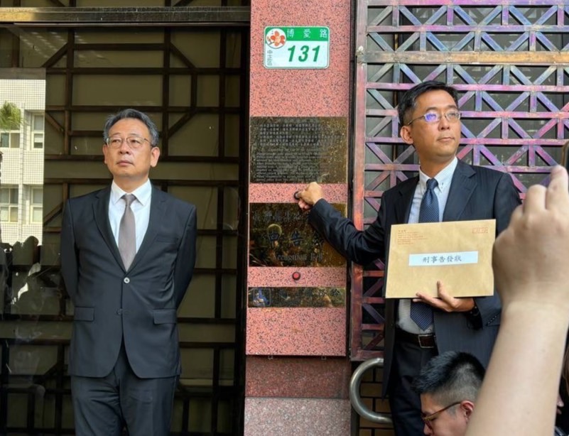 外交部條法司副司長許柏逸８日赴北檢告發許巧芯涉犯洩漏國防機密罪。 圖：林昀真/翻攝