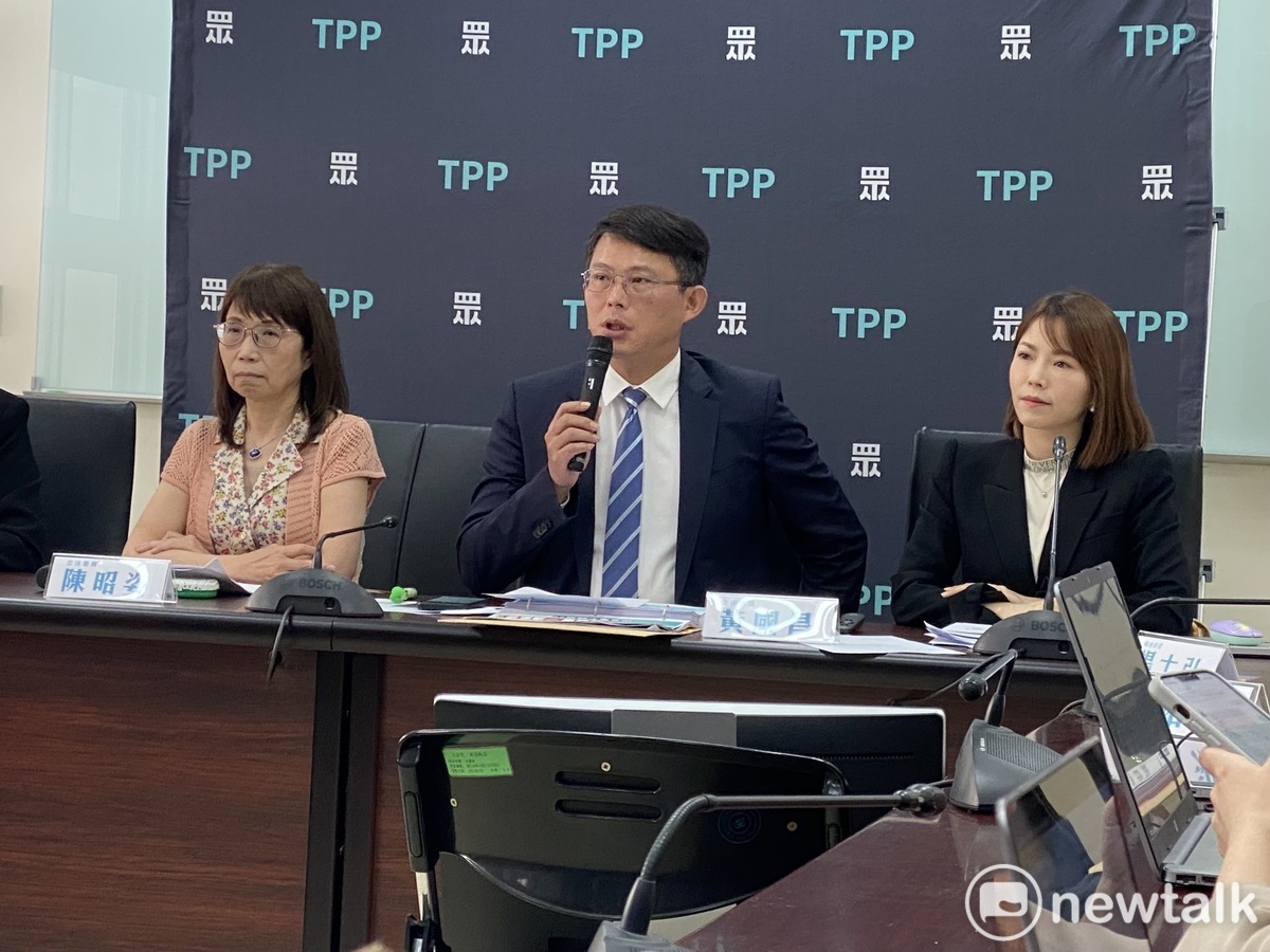 民眾黨立委黃國昌（中）。 圖：周煊惠 / 攝