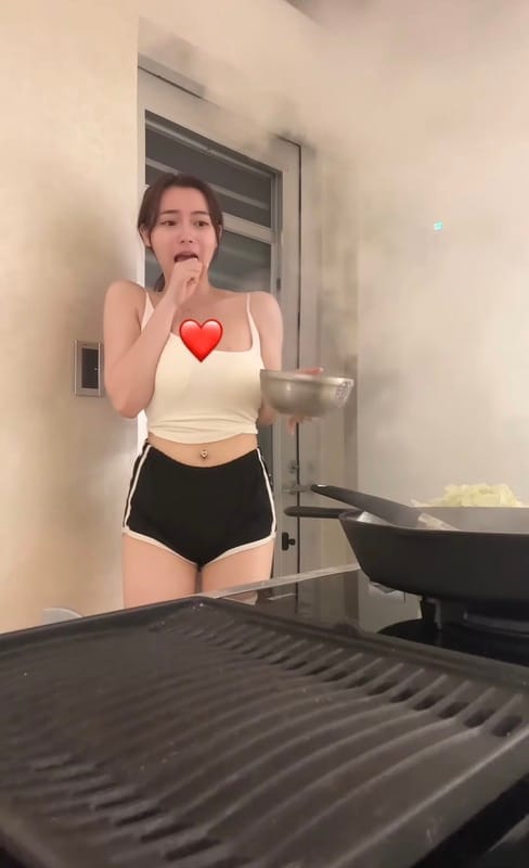 舒舒日前分享自己下廚煎雞排，結果因為不擅廚藝導致鍋子狂冒白煙的情況，不料卻引來大批網友砲轟舒舒的反應「做作」。 圖：翻攝自舒舒Threads
